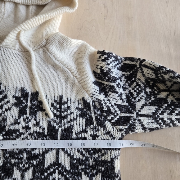 Cozy Knit Hooded Sweater with Snowflake Pattern - Picture 7 of 11